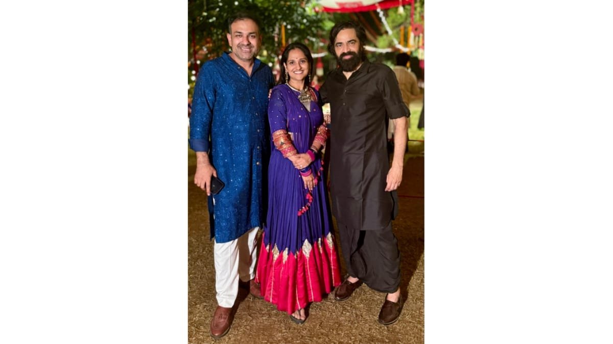 Hollywood Producer and Veer Savarkar Actor Jay Patel Plays in OG Garba at Ahmedabad, India