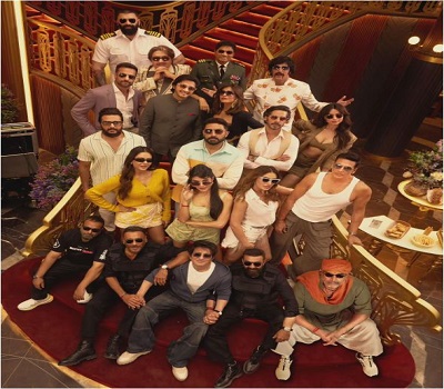 Abhishek Bachchan, Akshay Kumar and Shreyas Talpade pose with the cast as they come through the film’s final schedule