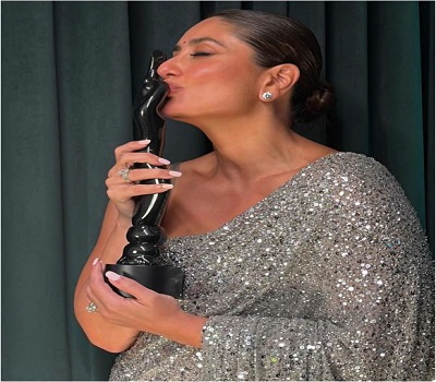 Kareena Kapoor Khan drops photo of Taimur holding her award –