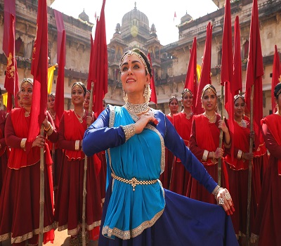अमृता खानविलकरच्या विलक्षण, सुदंर नृत्यानं घातली प्रेक्षकांना भुरळ, संगीत मानापमान मध्ये पाहुणी कलाकार म्हणून गाजवलं “वंदन हो” गाणं